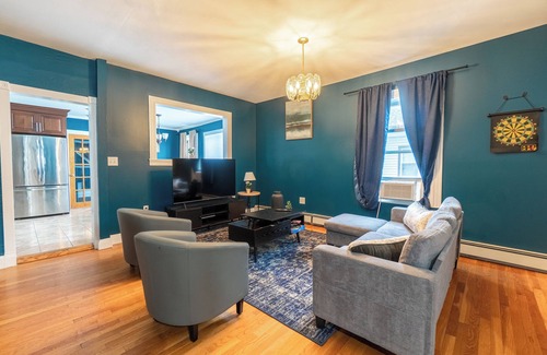 Everett Apartment | Spacious 3-bedroom apartment in enchanting Everett with WiFi, AC
