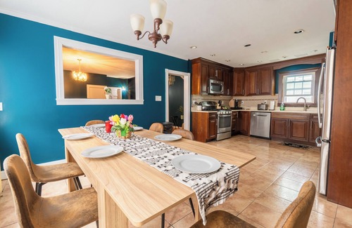 Everett Apartment | Spacious 3-bedroom apartment in enchanting Everett with WiFi, AC