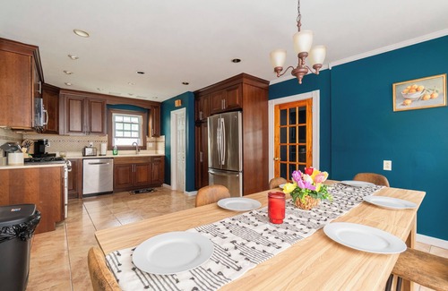 Everett Apartment | Spacious 3-bedroom apartment in enchanting Everett with WiFi, AC