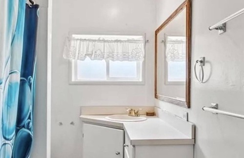 Dimond Apartment | Spacious 3-bedroom apartment with WiFi, AC in charming Oakland