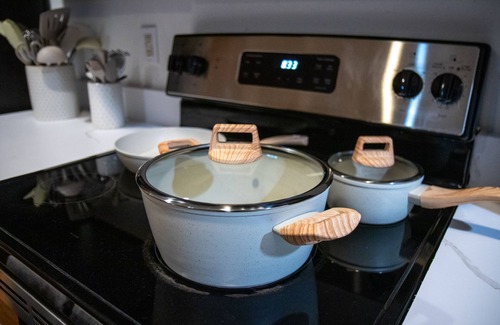 Downtown Newark Apartment | Spacious 3-bedroom apartment in DWTWN Newark,Nearby local hotspots & EWR airport