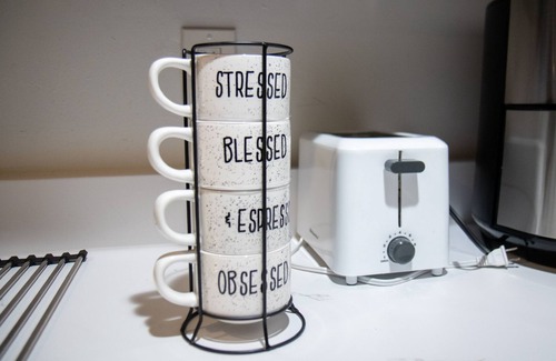 Downtown Newark Apartment | Spacious 3-bedroom apartment in DWTWN Newark,Nearby local hotspots & EWR airport