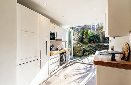 Hammersmith Broadway Apartment | Spacious 3-Bedroom Garden Apartment in Charming Brackenbury Village, London