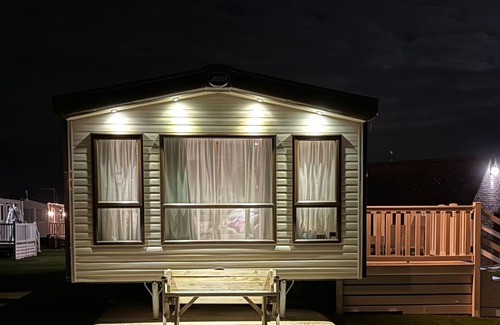 Selsey House | Spacious 3 bedroom caravan close to embassy (entertainment hub), beach and play areas.