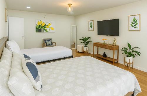 Montebello House | Spacious 3 Bedroom Home Near LA Close to Disneyland, Universal, Free Parking and Yard