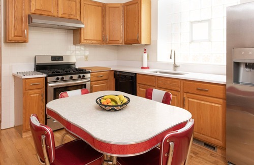 North Center Apartment | Spacious 3 bedroom in ideal Roscoe village location