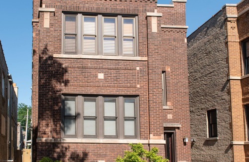 North Center Apartment | Spacious 3 bedroom in ideal Roscoe village location