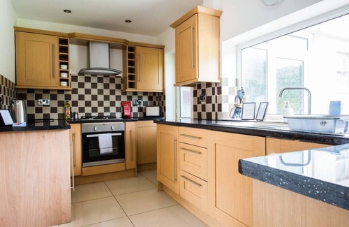 Penarth House | Spacious 3 bedroom Penarth home, garden & parking