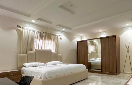 Batha Quraysh Apartment | Spacious 3-Bedroom Retreat in Batha Quraish