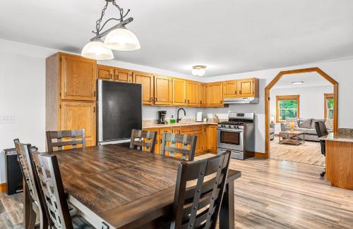 Mayfield House | Spacious 3 Bedroom on Arbutus Lake