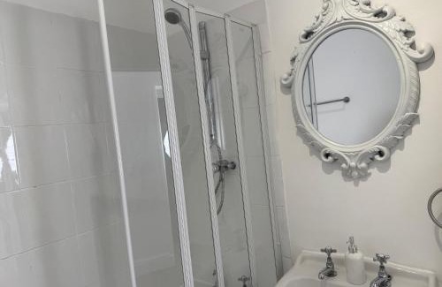 Ridgeway House | Spacious 3 Bedroom With Garden and Free Parking with fast Wi-fi