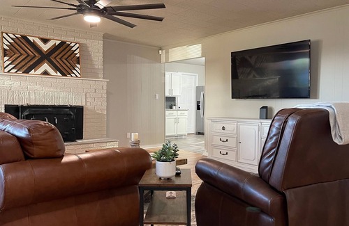 Owasso House | Spacious 3 br 15 minutes from Downtown Tulsa, close to restaurants and shopping