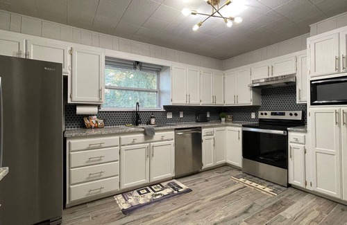 Owasso House | Spacious 3 br 15 minutes from Downtown Tulsa, close to restaurants and shopping