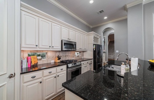 Oak Lawn House | Spacious 3 lvl DallasTownhouse close to Uptown, Downtown, Highland Park, SMU