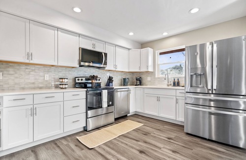 Near Northside Apartment | Spacious 3-Story Stay Sleeps 14 Downtown Indy+ Hot Tub & Modern Comfort