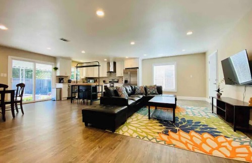 Newark House | Spacious 3B2B Home: Prime Location