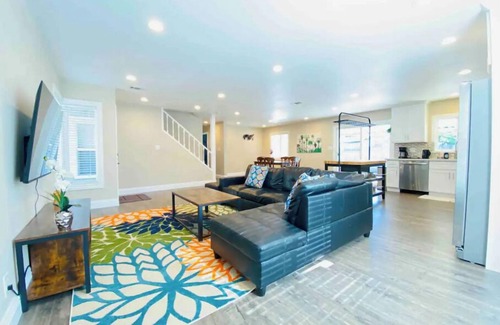 Newark House | Spacious 3B2B Home: Prime Location