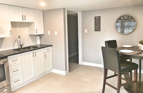 Walkerville Apartment | Spacious 3BA/2BA apartment in Olde Walkerville.