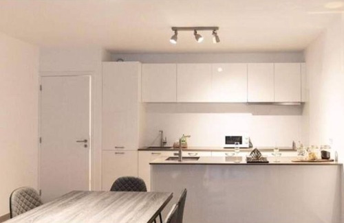 Klein-Antwerpen Apartment | Spacious 3BR 2/5 BA Near Diamond District by Oneluxstay
