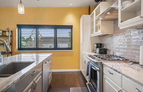 Belmont Hotel | Spacious 3BR/2BA w/Steam Shower, Gated Parking & Full Kitchen