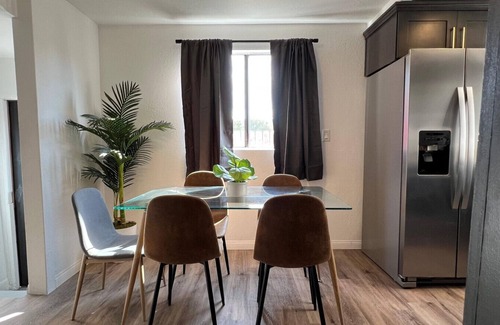 Palms House | Spacious 3BR/3BA Home Private Yard in Culver City