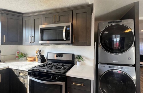 Palms House | Spacious 3BR/3BA Home Private Yard in Culver City