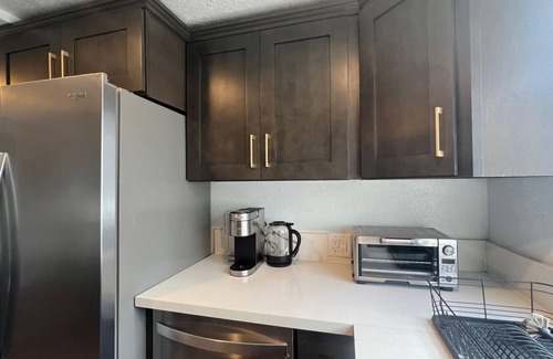 Palms House | Spacious 3BR/3BA Home Private Yard in Culver City