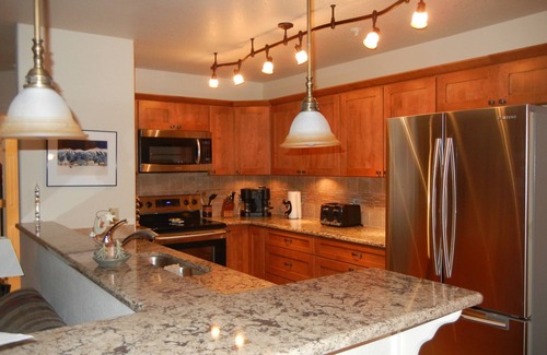 Wildernest Condo | Spacious 3BR/3BA/New Deck&Private Hot Tub - Discounted Weekly Rates!