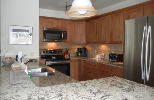 Wildernest Condo | Spacious 3BR/3BA/New Deck&Private Hot Tub - Discounted Weekly Rates!