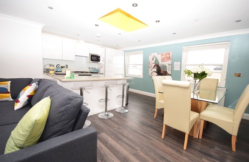 Town Apartment | Spacious 3BR family apartment in Parsons Green