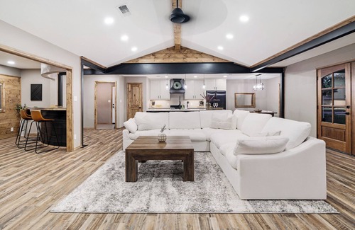 Paris House | Spacious 3BR Family Friendly Retreat w/Sunroom & Office – Near Downtown Paris!