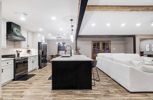 Paris House | Spacious 3BR Family Friendly Retreat w/Sunroom & Office – Near Downtown Paris!