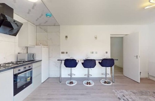 Offham House | Spacious 3BR Home + Parking