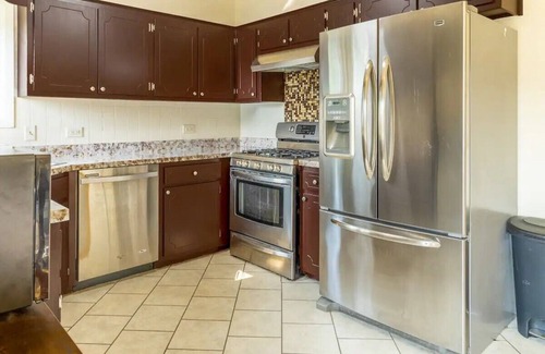 Chicago House | Spacious 3br home near Chicago, fenced yard for pets