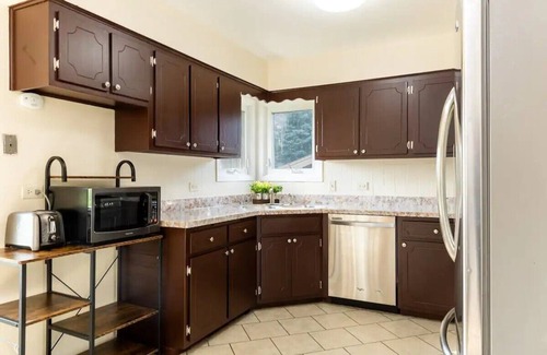 Chicago House | Spacious 3br home near Chicago, fenced yard for pets