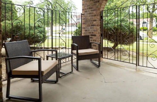 Chicago House | Spacious 3br home near Chicago, fenced yard for pets