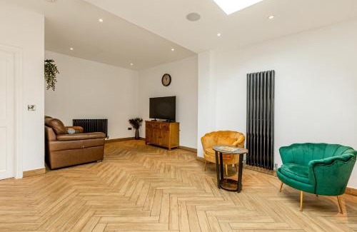 Seven Kings Apartment | Spacious 3BR Home with Garden & Parking, Ilford