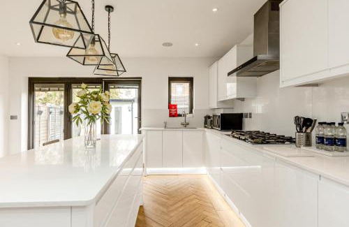 Seven Kings Apartment | Spacious 3BR Home with Garden & Parking, Ilford