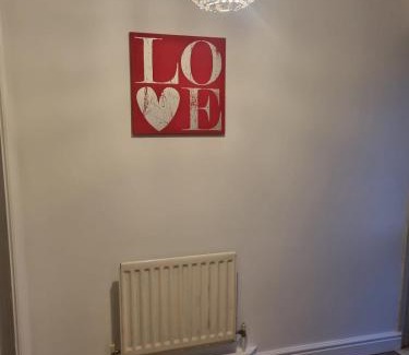 Kennington House | Spacious 3BR Home with Large Garden - Ashford, Kent