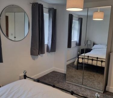 Kennington House | Spacious 3BR Home with Large Garden - Ashford, Kent