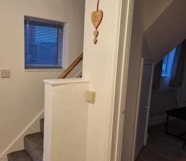 Kennington House | Spacious 3BR Home with Large Garden - Ashford, Kent