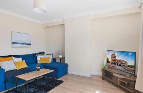 Turkey Street Apartment | Spacious 3BR House in Enfield North London with Garden