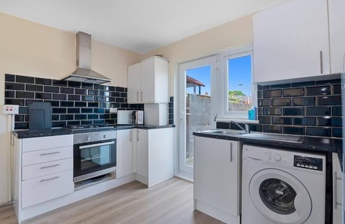 Turkey Street House | Spacious 3BR House in Enfield N.London with Garden