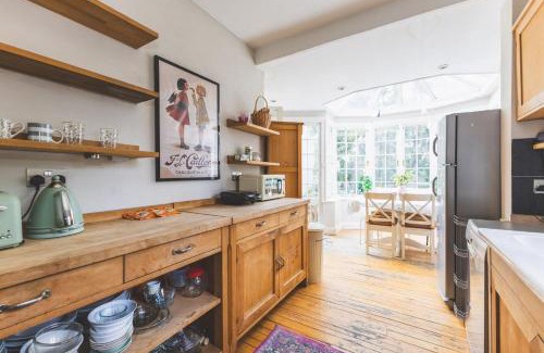 South Acton House | Spacious 3BR House with Large Garden & Private Parking, Near Station & Amenities
