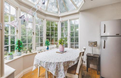South Acton House | Spacious 3BR House with Large Garden & Private Parking, Near Station & Amenities