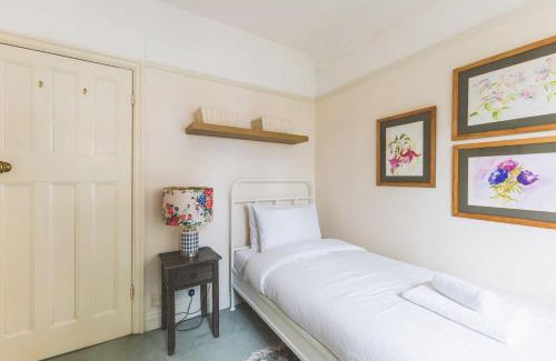 South Acton House | Spacious 3BR House with Large Garden & Private Parking, Near Station & Amenities