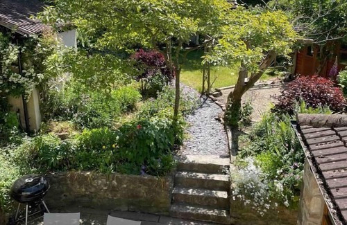 Chepstow House | Spacious 3BR in Historic Chepstow, Cottage Garden