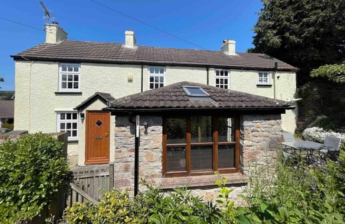 Chepstow House | Spacious 3BR in Historic Chepstow, Cottage Garden