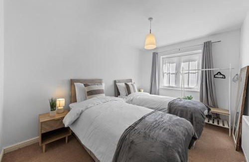 Hamilton House | Spacious 3BR Leicester Home, Sleeps 8, Free Parking, Fast WiFi, Long Stay & Contractors Welcome