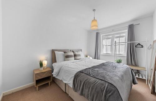 Hamilton House | Spacious 3BR Leicester Home, Sleeps 8, Free Parking, Fast WiFi, Long Stay & Contractors Welcome